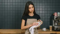 Bisogna asciugare i piatti dopo averli lavati? Cosa succede se li lasci spesso bagnati?